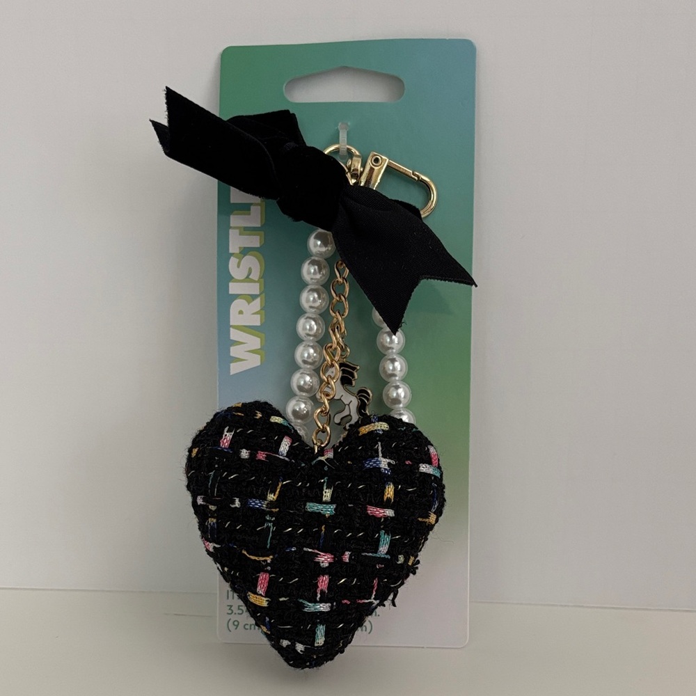 ☀️Black Heart Keychain with Pearls